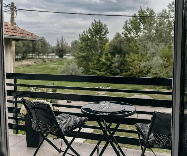 Sunrise Riverside House-private Garden, Jacuzzi & Bbq *