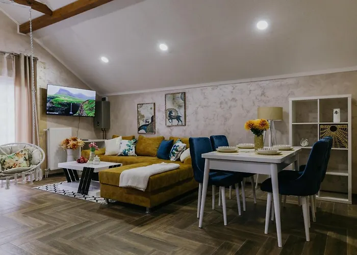 Sunrise Riverside House-private Garden, Jacuzzi & Bbq