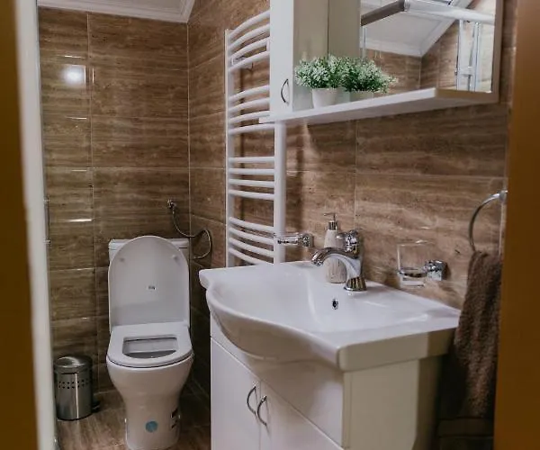 Sunrise Riverside House-private Garden, Jacuzzi & Bbq 别墅