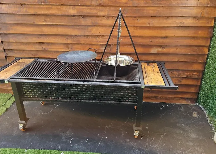 Sunrise Riverside House-private Garden, Jacuzzi & Bbq